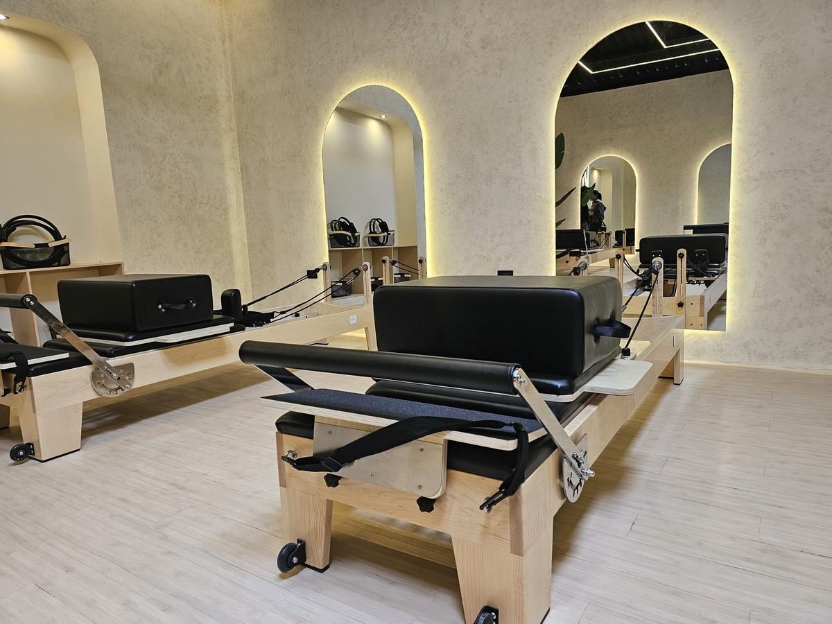 Sala de reformers con nichos de arco